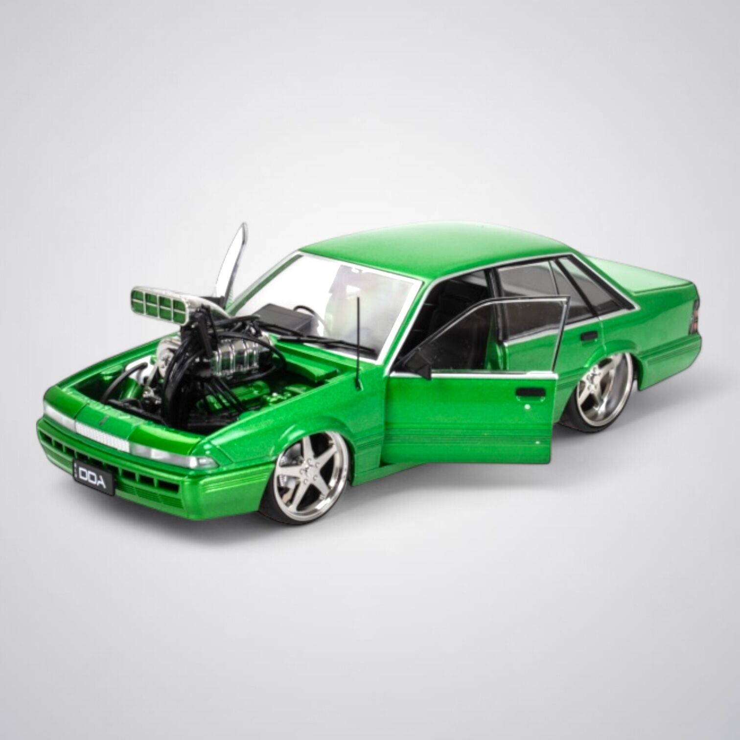 DDA 1:24 HOLDEN VL CALAIS CUSTOM - OSIRIS GREEN