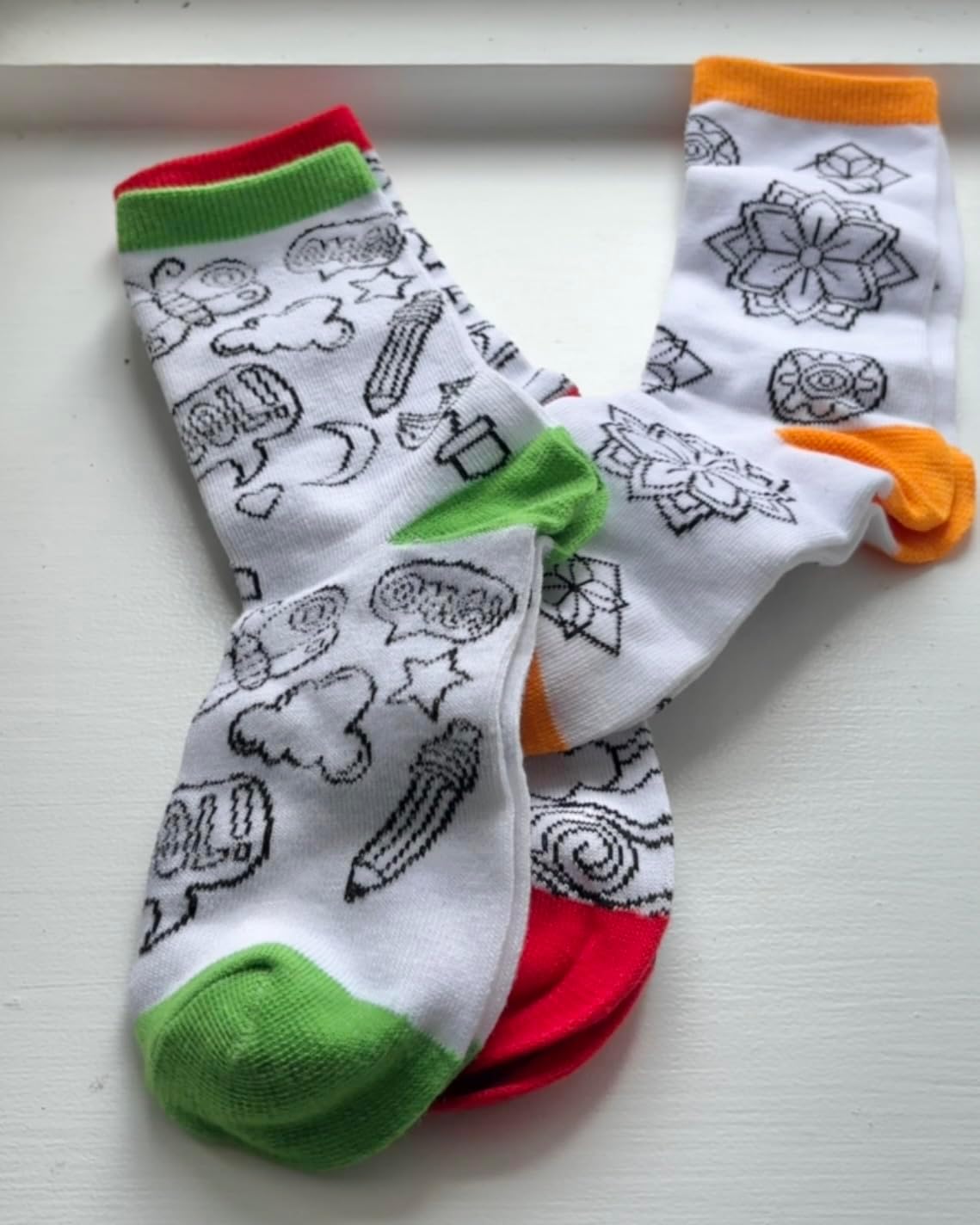 BUDDY AND BARNEY COLOUR YOUR OWN DOODLE SOCKS